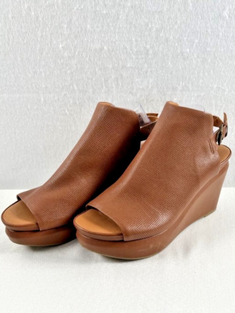 Gentle Souls by Kenneth Cole Jasper Peep Toe Wedge Slingback Sandal Brown Sz 11